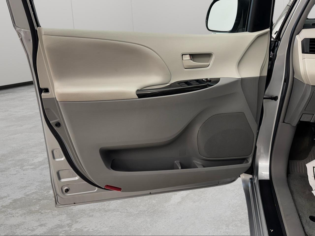 Toyota Sienna 5dr 7-Pass Van V6 L FWD (Natl) 2014