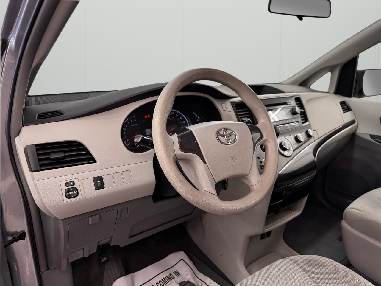 Toyota Sienna 5dr 7-Pass Van V6 L FWD (Natl) 2014