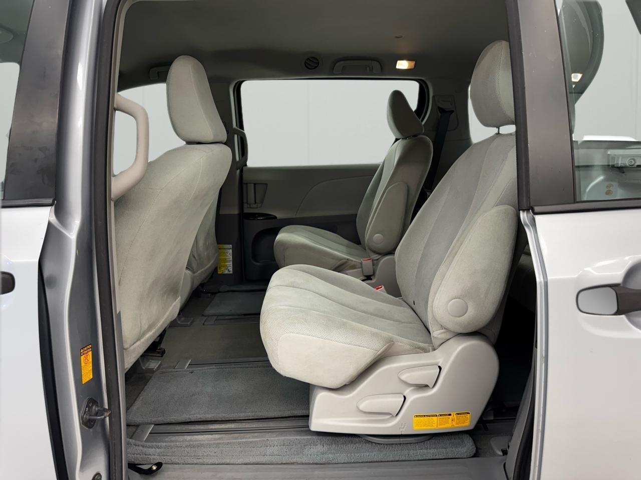 Toyota Sienna 5dr 7-Pass Van V6 L FWD (Natl) 2014