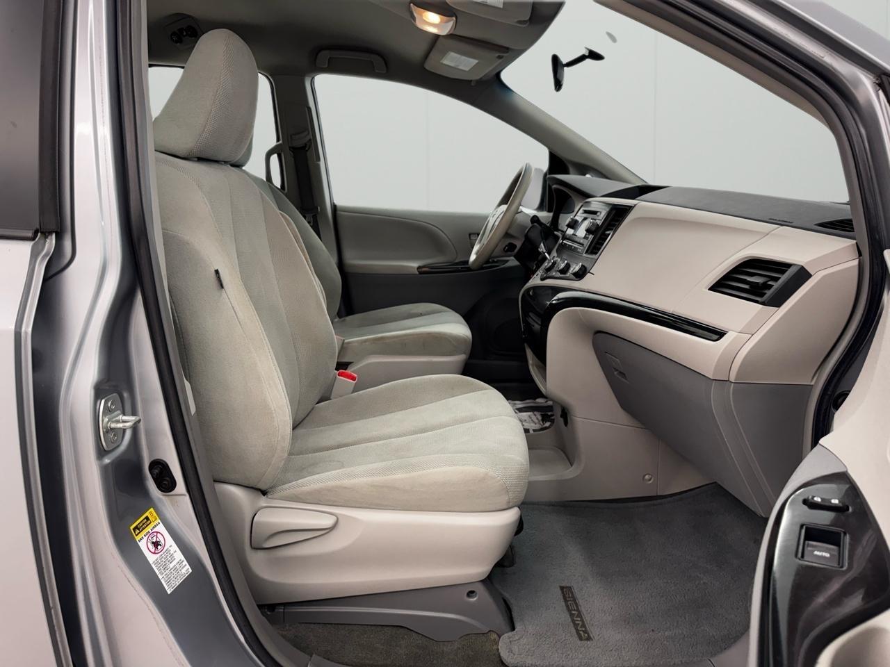 Toyota Sienna 5dr 7-Pass Van V6 L FWD (Natl) 2014