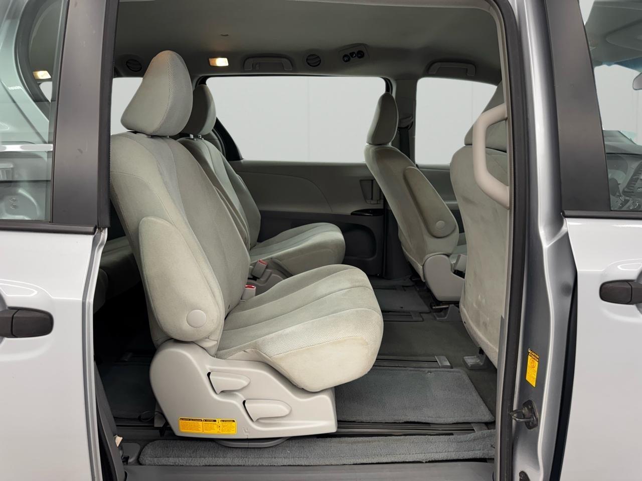 Toyota Sienna 5dr 7-Pass Van V6 L FWD (Natl) 2014