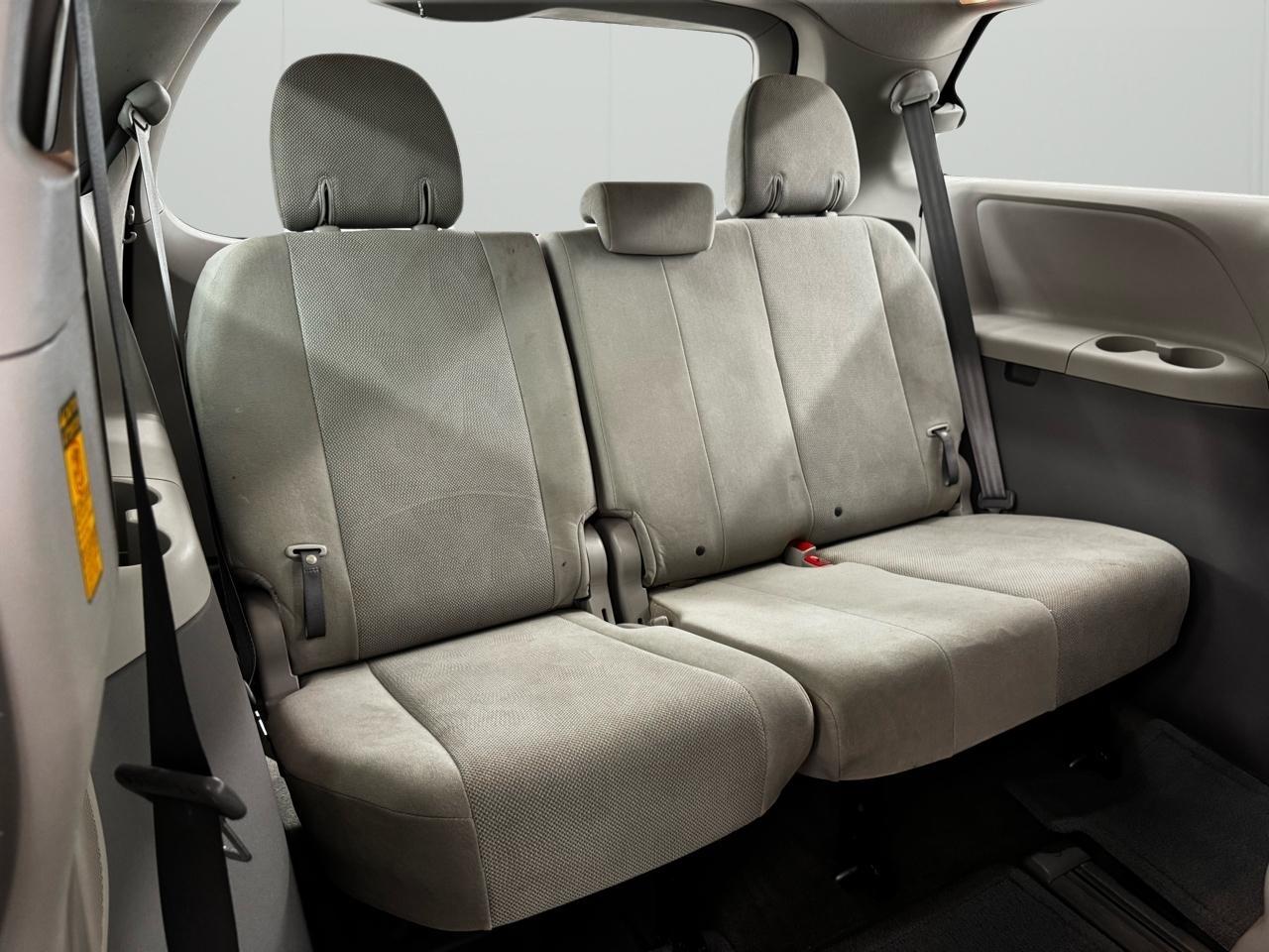 Toyota Sienna 5dr 7-Pass Van V6 L FWD (Natl) 2014