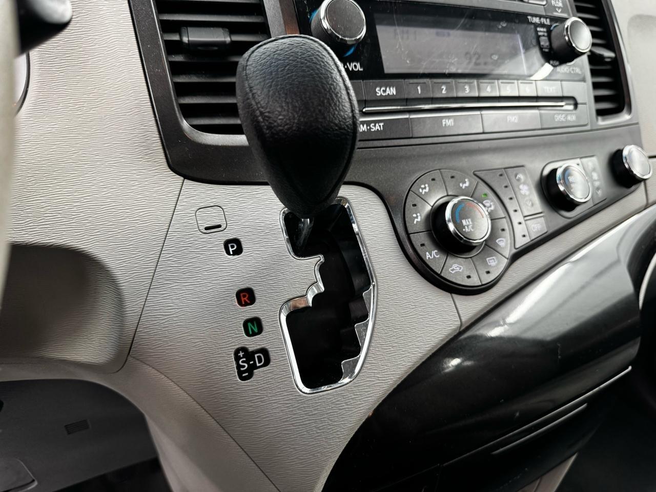 Toyota Sienna 5dr 7-Pass Van V6 L FWD (Natl) 2014