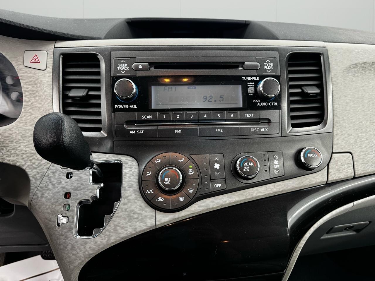 Toyota Sienna 5dr 7-Pass Van V6 L FWD (Natl) 2014