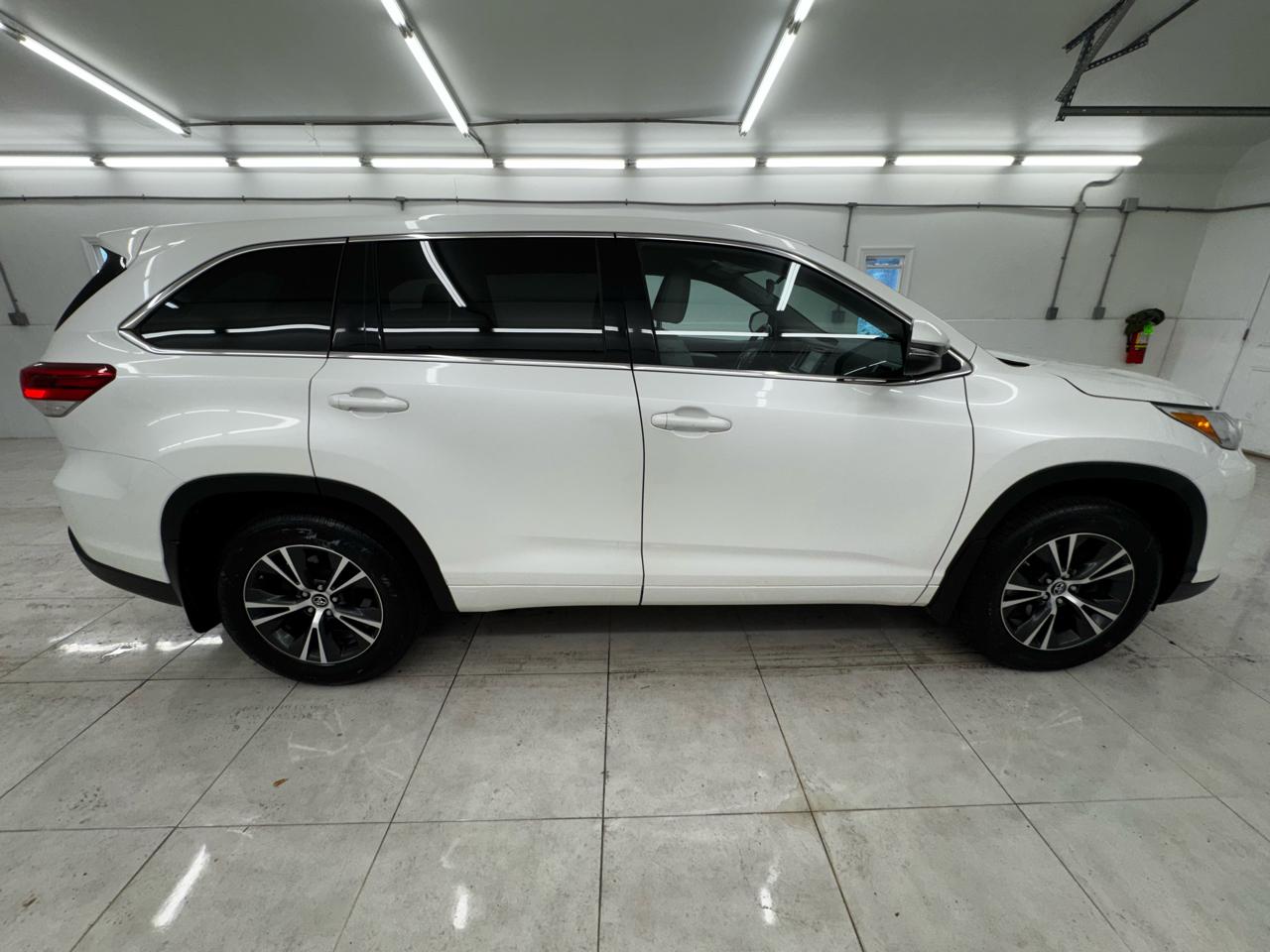 Toyota Highlander LE V6 AWD (Natl) 2018