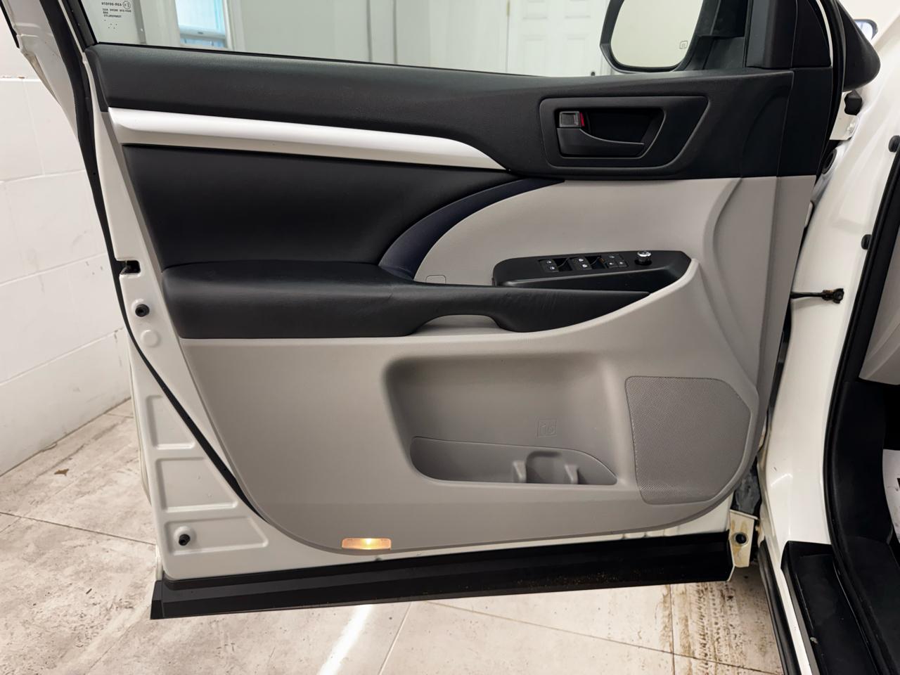 Toyota Highlander LE V6 AWD (Natl) 2018