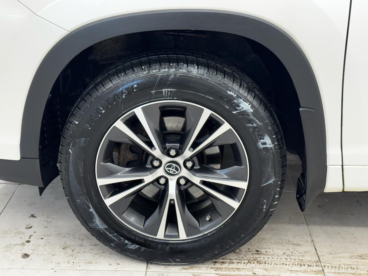 Toyota Highlander LE V6 AWD (Natl) 2018