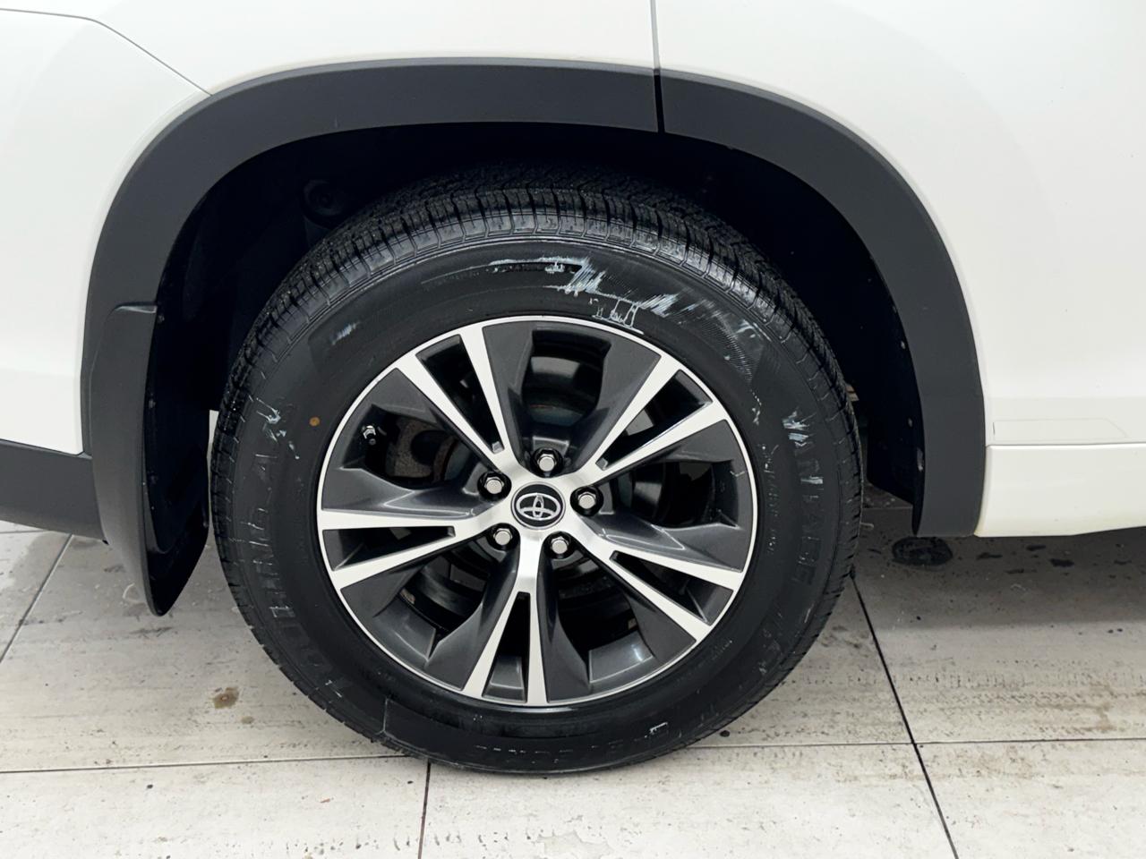 Toyota Highlander LE V6 AWD (Natl) 2018