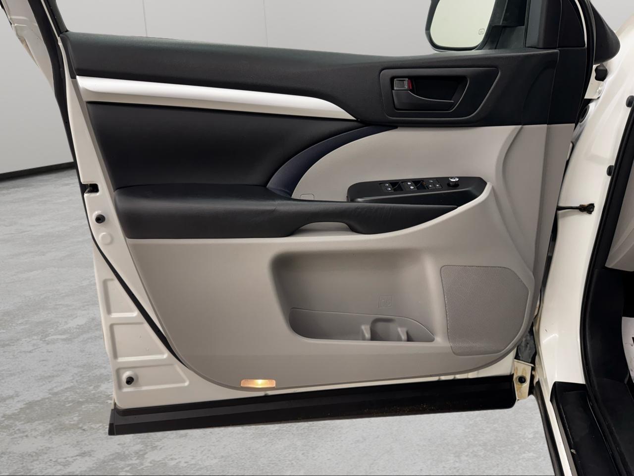 Toyota Highlander LE V6 AWD (Natl) 2018