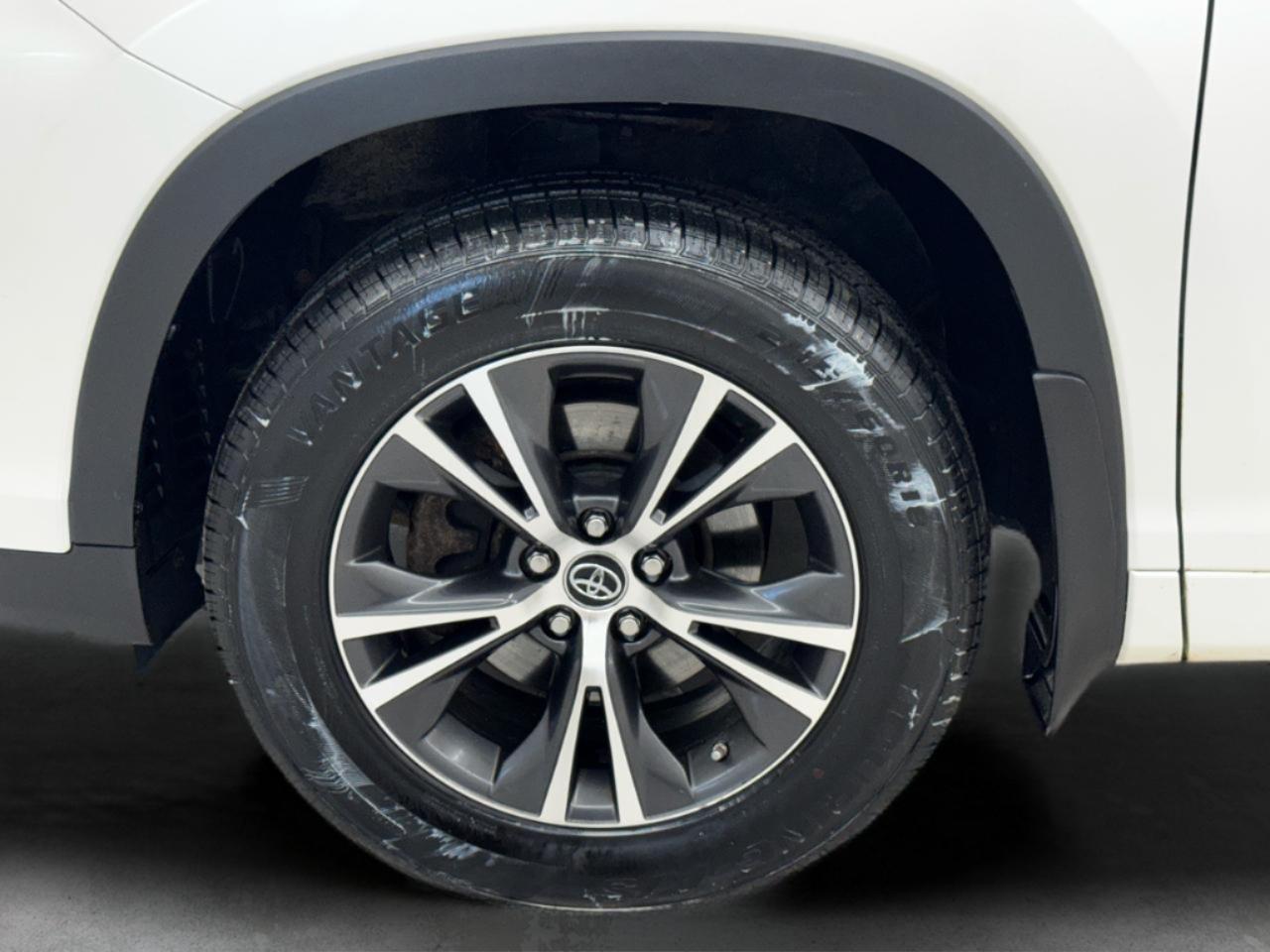 Toyota Highlander LE V6 AWD (Natl) 2018