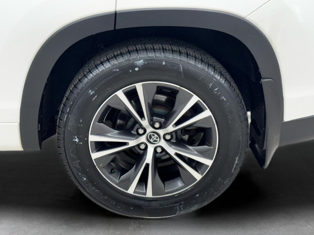 Toyota Highlander LE V6 AWD (Natl) 2018