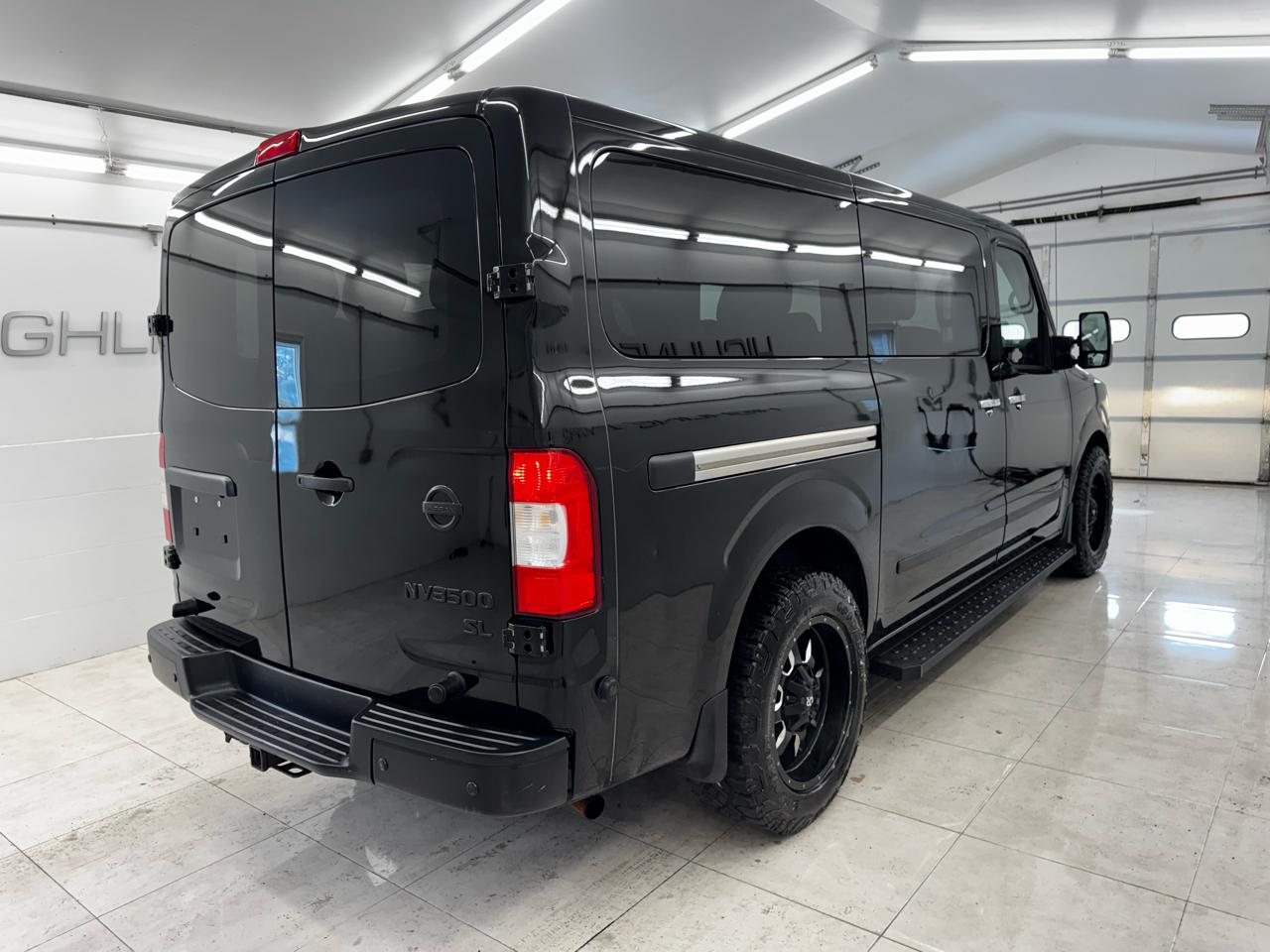 Nissan NV Passenger V8 SL 2017