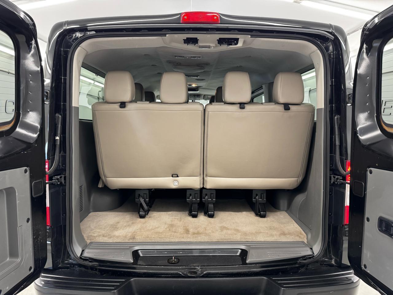 Nissan NV Passenger V8 SL 2017