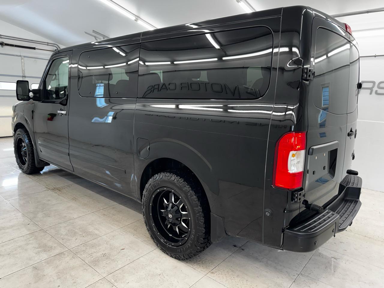 Nissan NV Passenger V8 SL 2017