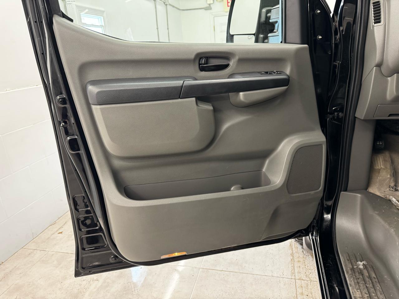 Nissan NV Passenger V8 SL 2017