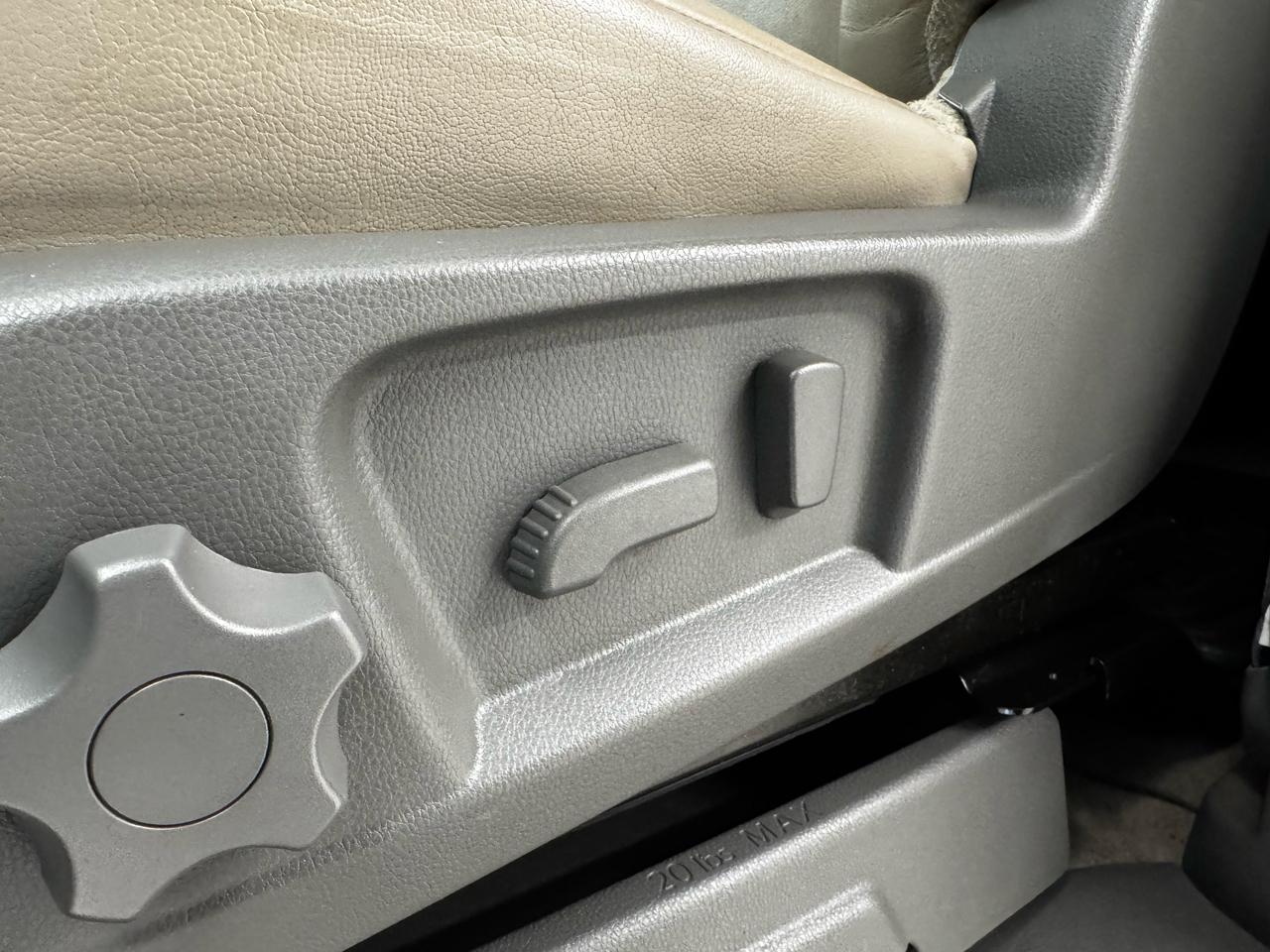 Nissan NV Passenger V8 SL 2017