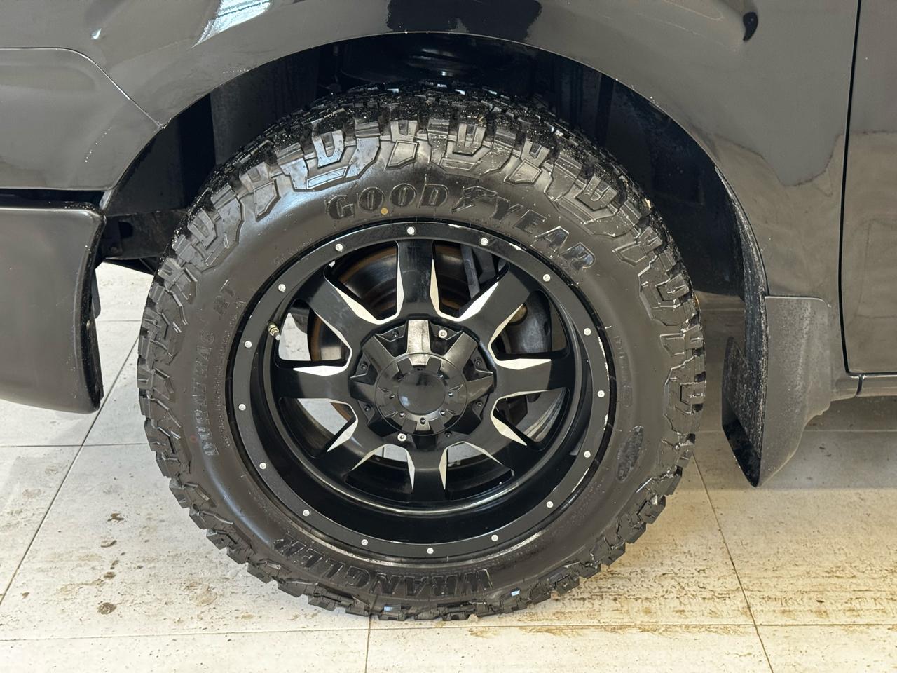 Nissan NV Passenger V8 SL 2017