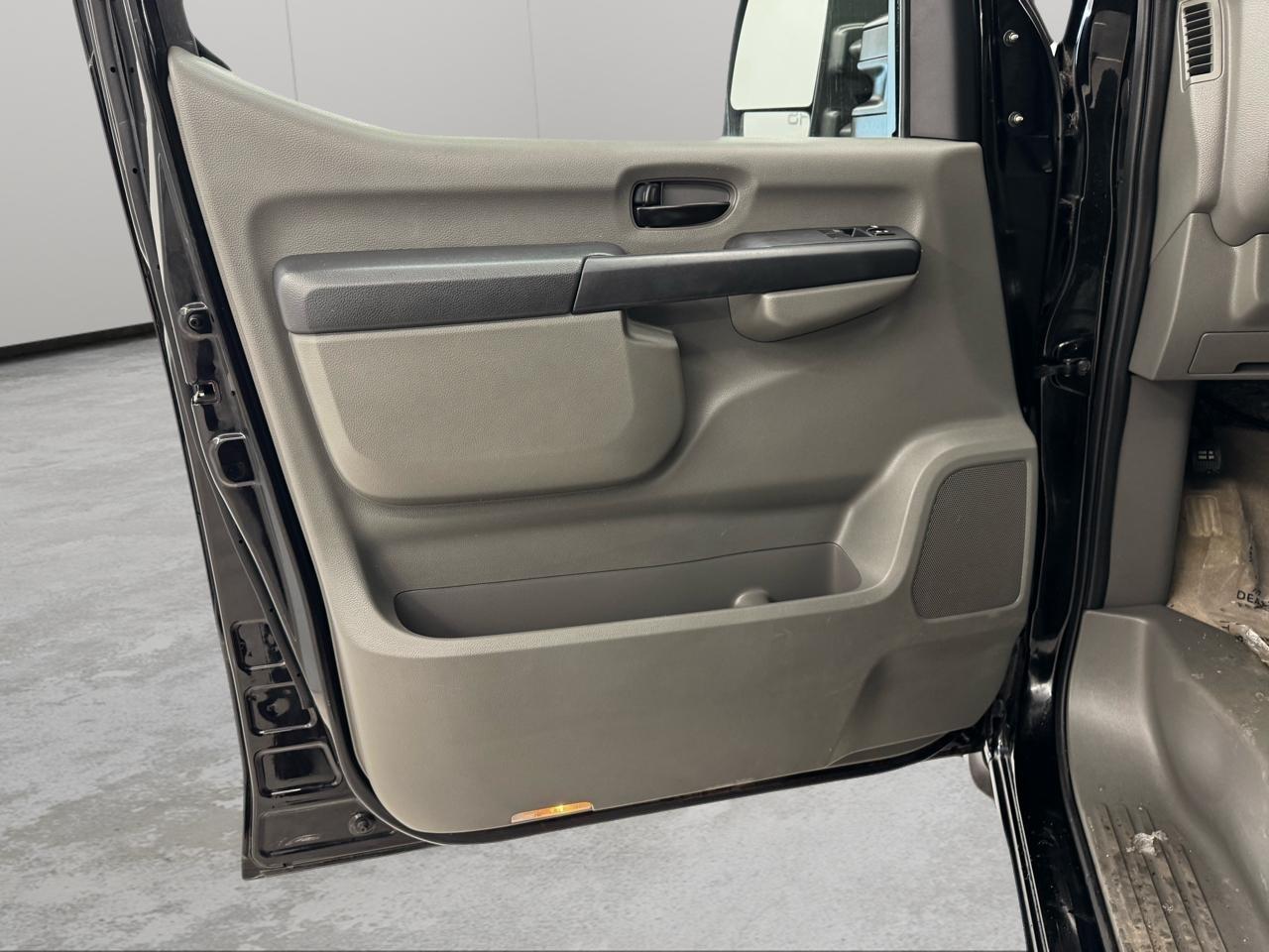 Nissan NV Passenger V8 SL 2017