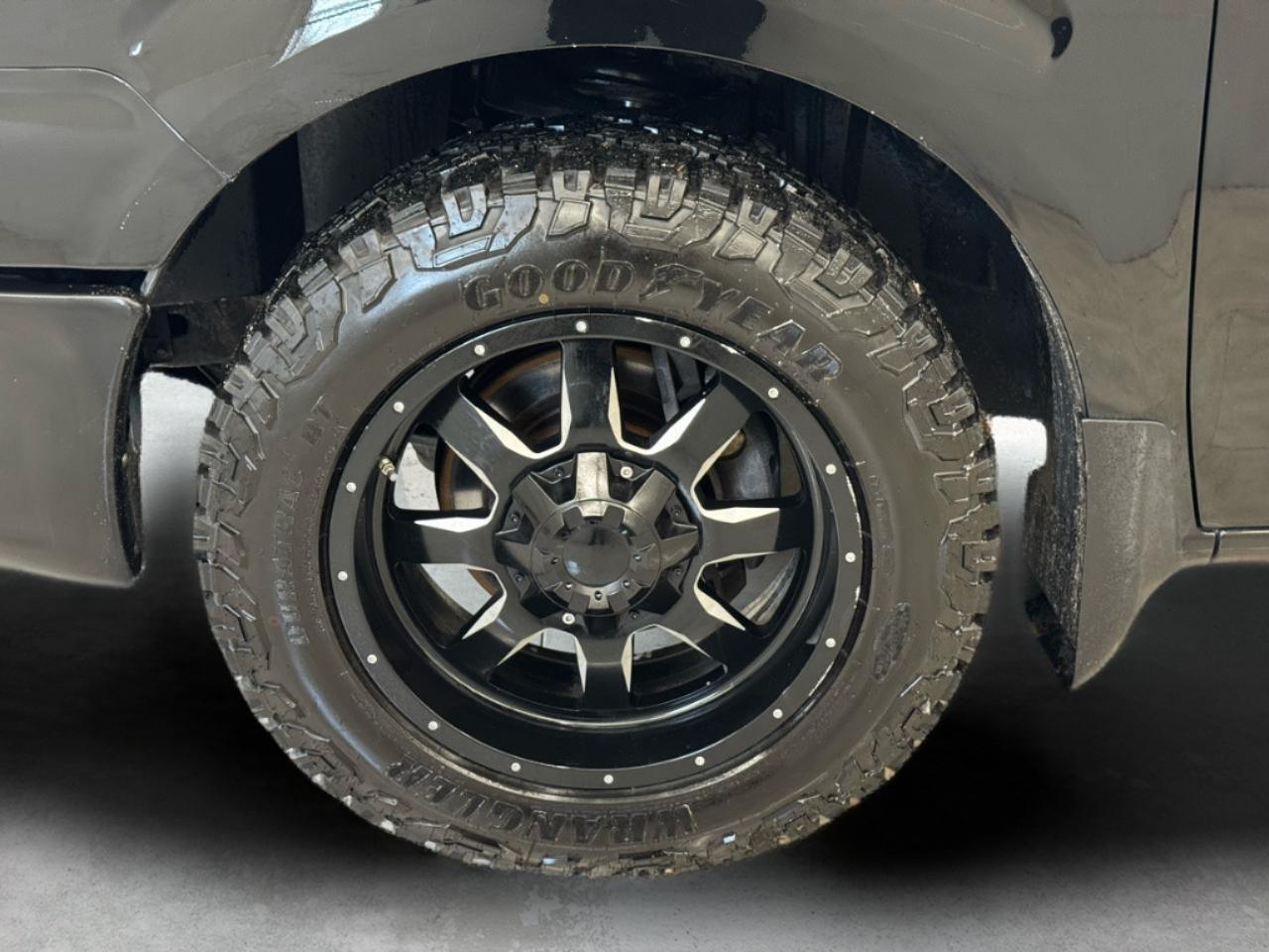 Nissan NV Passenger V8 SL 2017