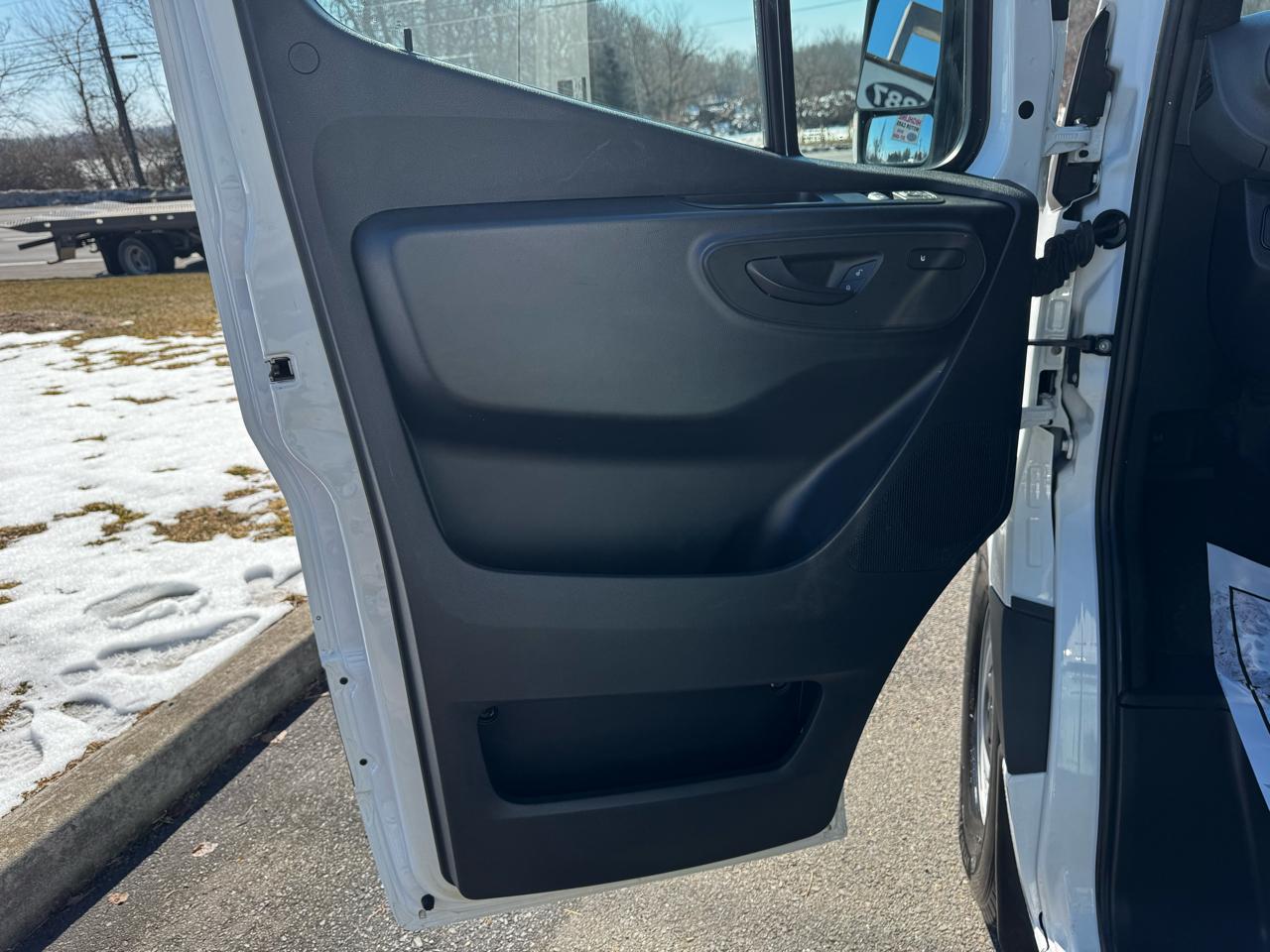 Mercedes-Benz Sprinter Van 2500 Standard Roof I4 Diesel 144" RWD 2024