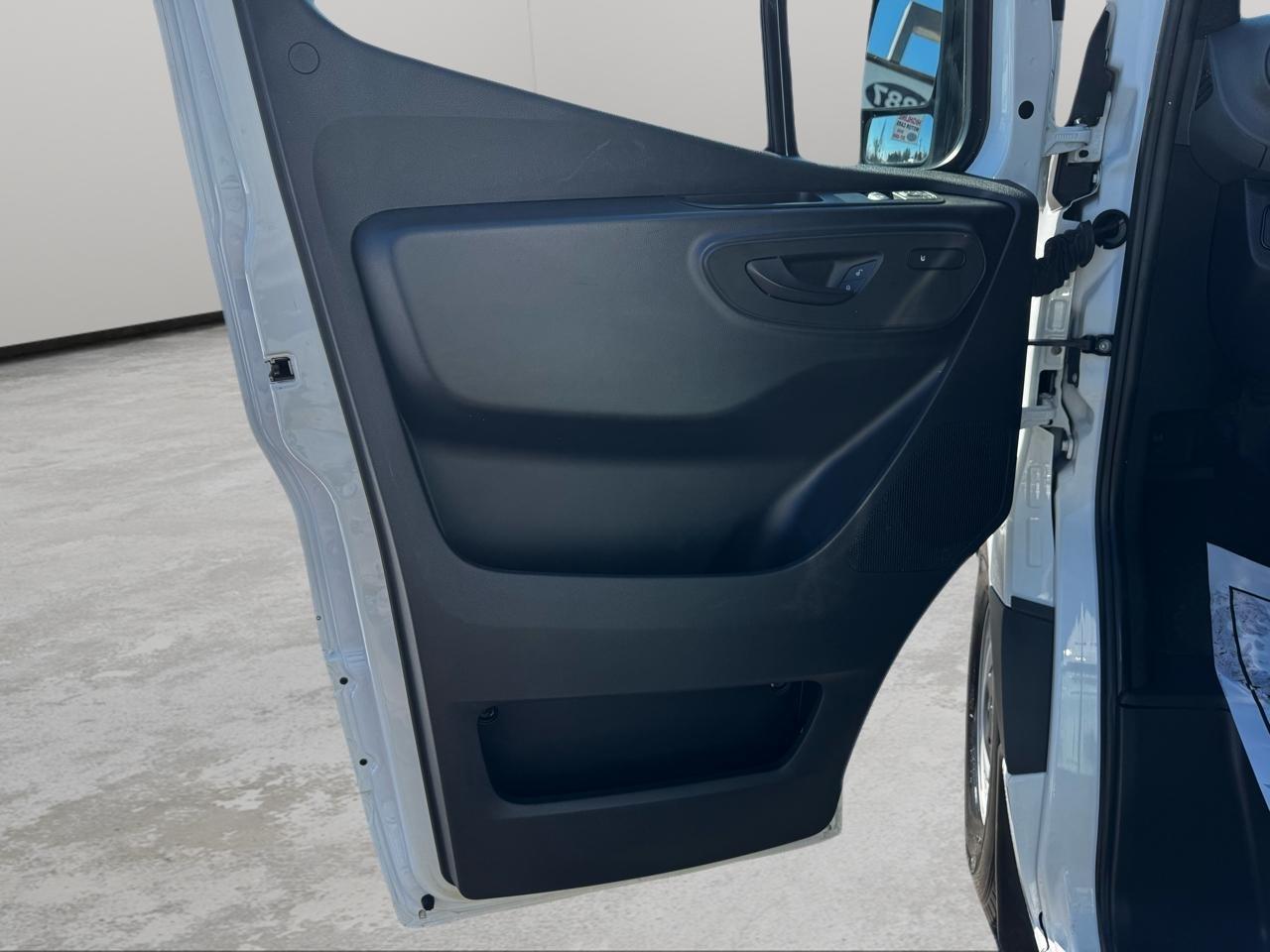 Mercedes-Benz Sprinter Van 2500 Standard Roof I4 Diesel 144" RWD 2024