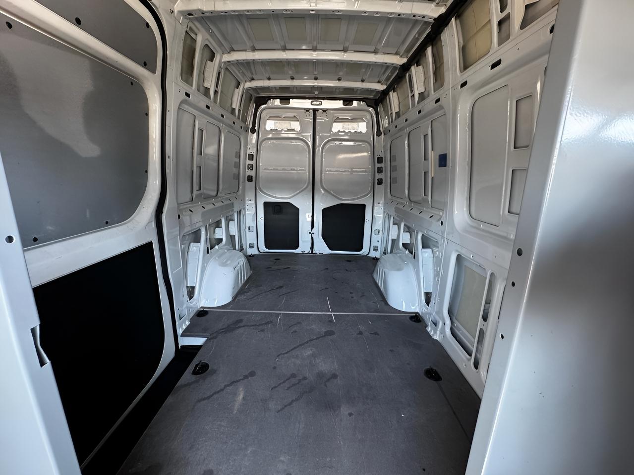 Mercedes-Benz Sprinter Van 2500 Standard Roof I4 Diesel 144" RWD 2024