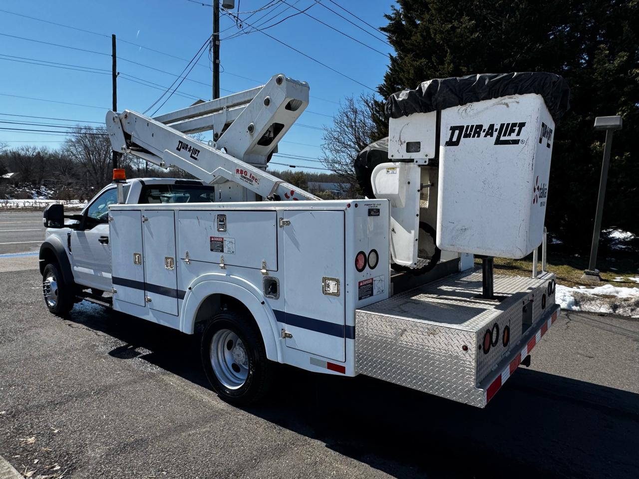 Ford Super Duty F-550 DRW XLT 2WD Reg Cab 169" WB 84" CA 2017