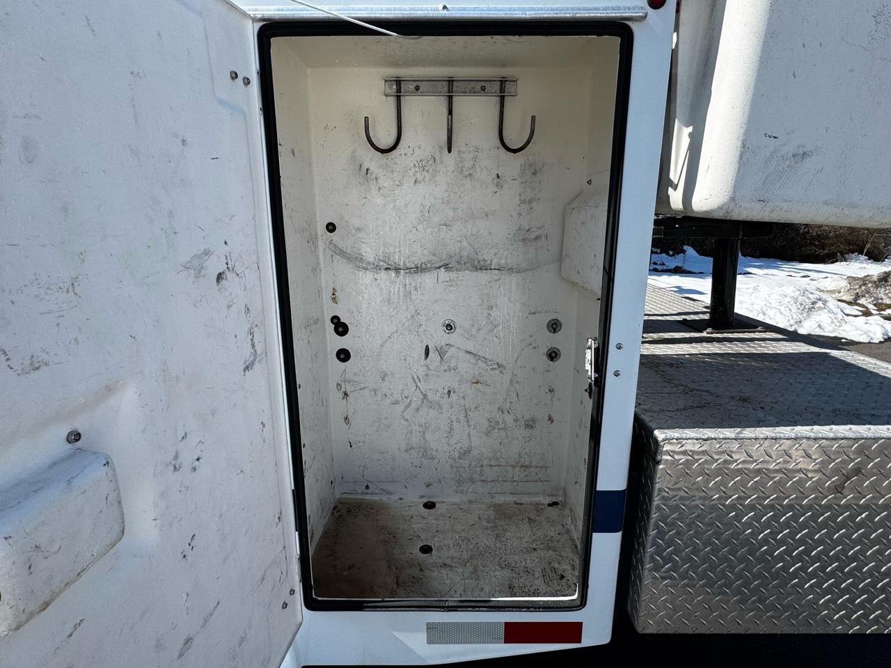 Ford Super Duty F-550 DRW XLT 2WD Reg Cab 169" WB 84" CA 2017