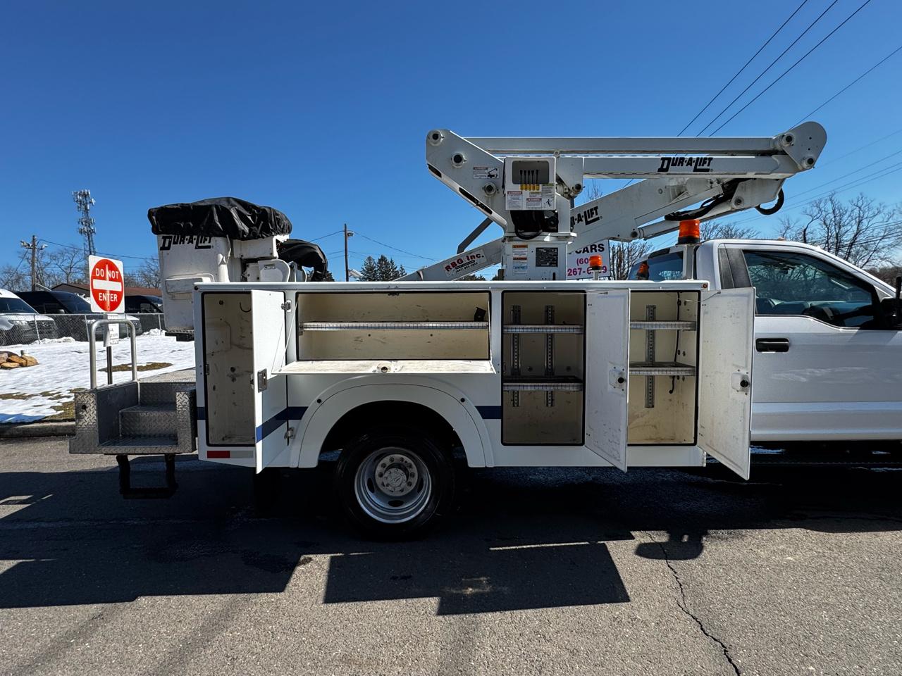 Ford Super Duty F-550 DRW XLT 2WD Reg Cab 169" WB 84" CA 2017