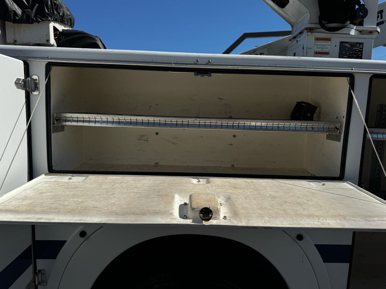 Ford Super Duty F-550 DRW XLT 2WD Reg Cab 169" WB 84" CA 2017