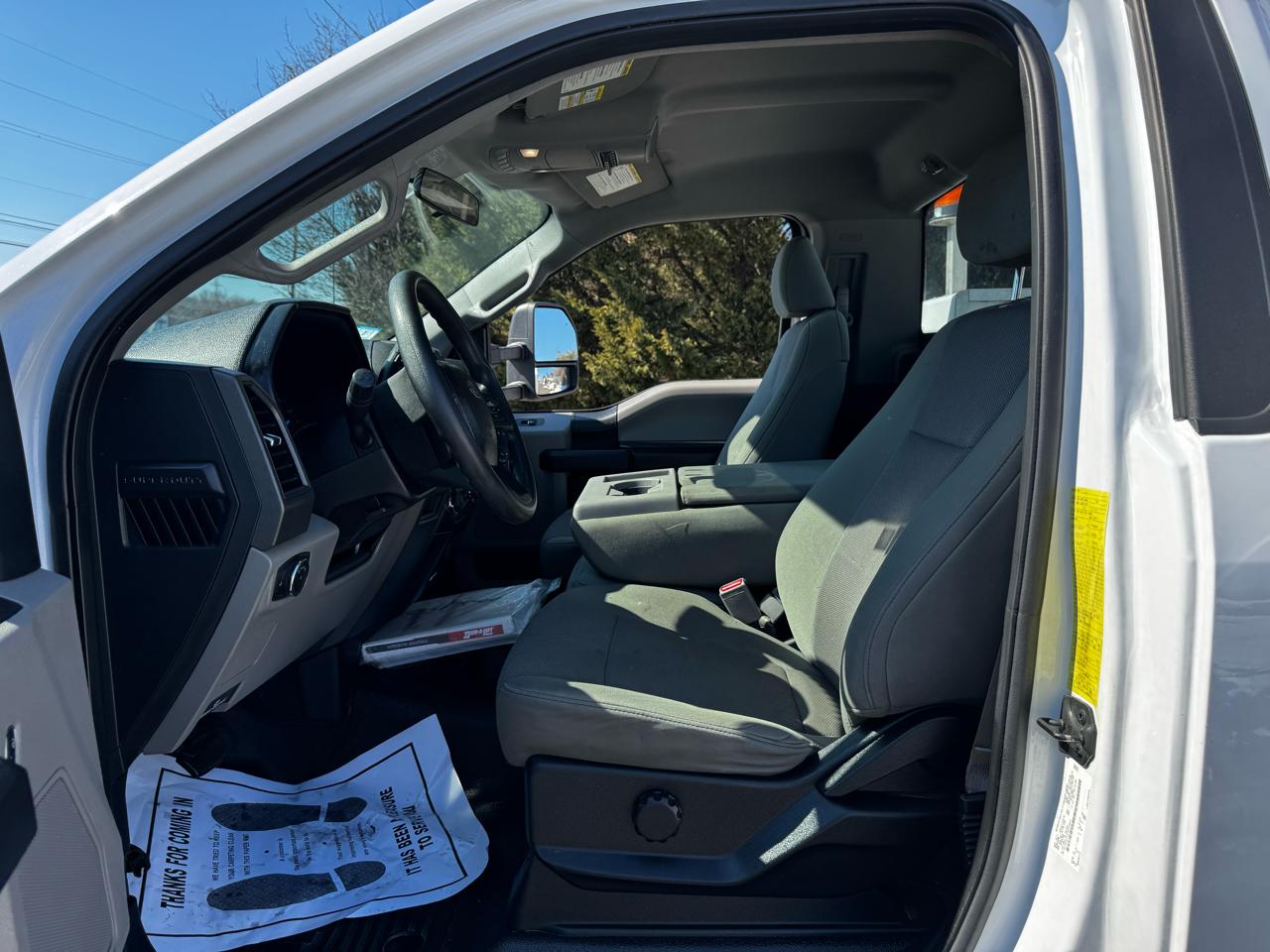 Ford Super Duty F-550 DRW XLT 2WD Reg Cab 169" WB 84" CA 2017