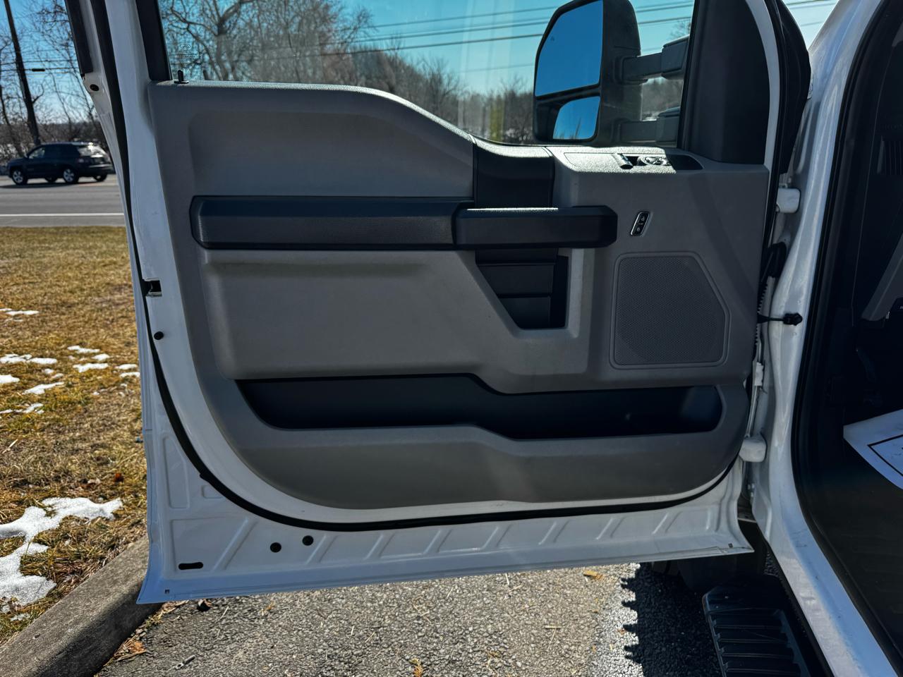 Ford Super Duty F-550 DRW XLT 2WD Reg Cab 169" WB 84" CA 2017