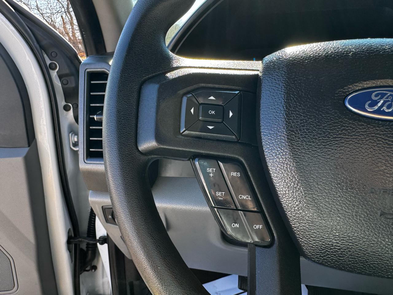 Ford Super Duty F-550 DRW XLT 2WD Reg Cab 169" WB 84" CA 2017