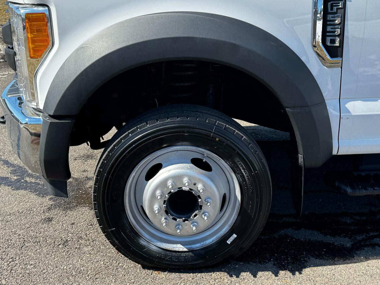 Ford Super Duty F-550 DRW XLT 2WD Reg Cab 169" WB 84" CA 2017