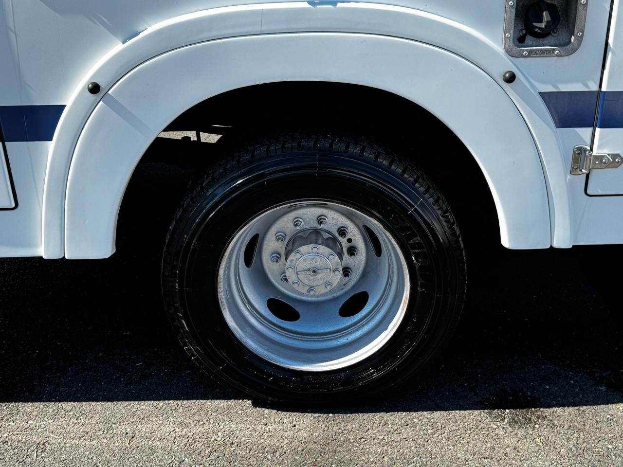 Ford Super Duty F-550 DRW XLT 2WD Reg Cab 169" WB 84" CA 2017