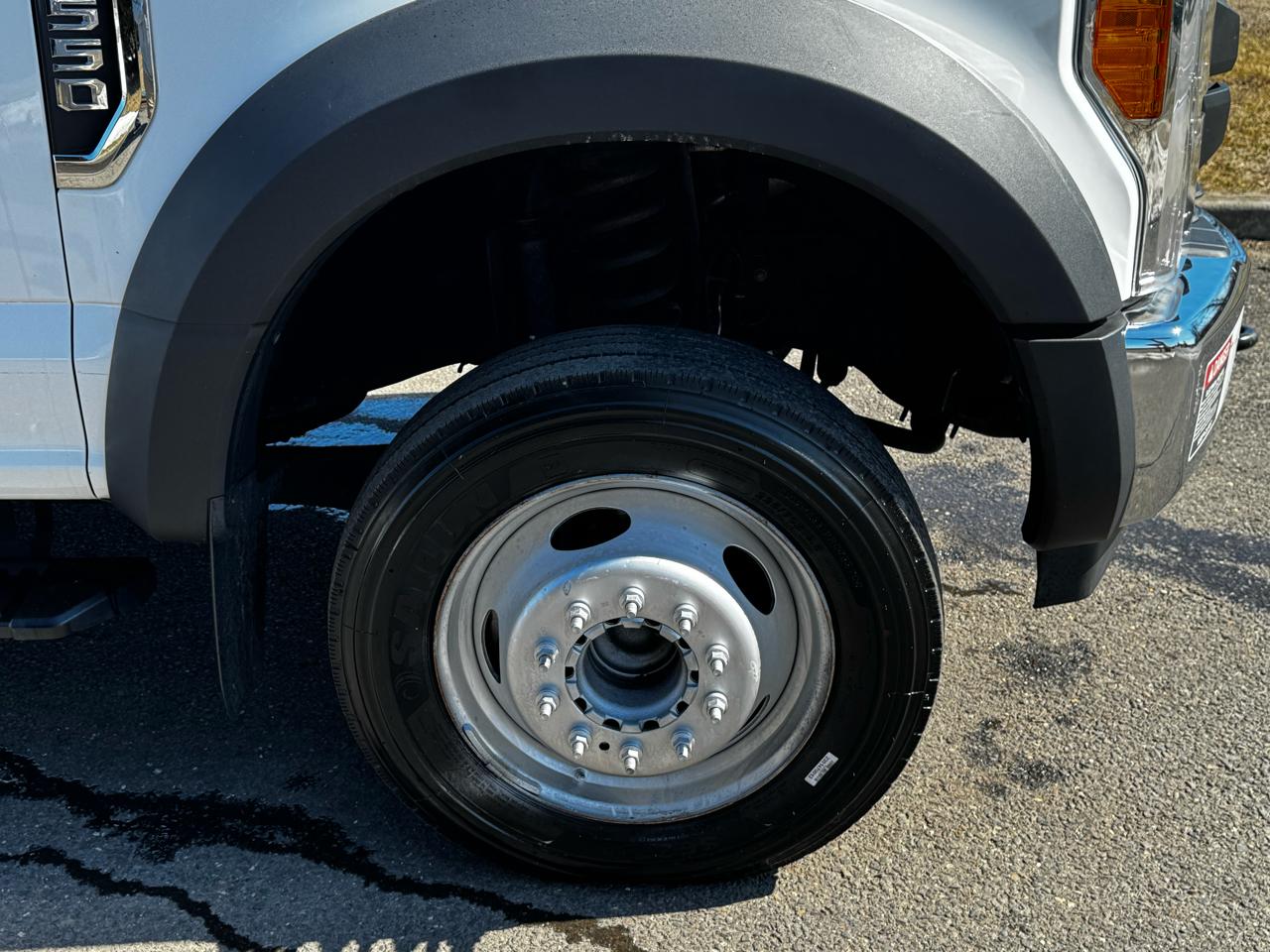 Ford Super Duty F-550 DRW XLT 2WD Reg Cab 169" WB 84" CA 2017