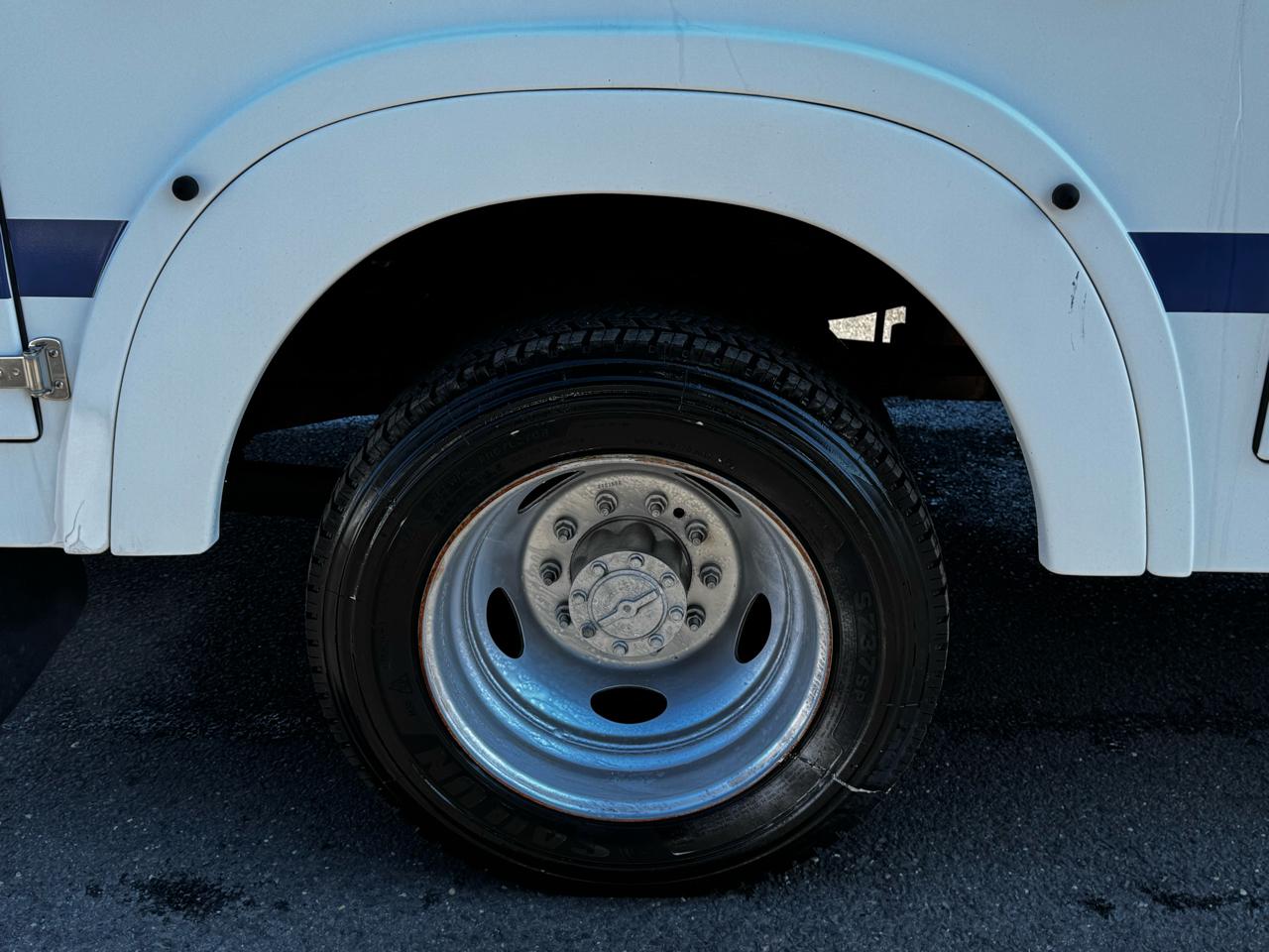 Ford Super Duty F-550 DRW XLT 2WD Reg Cab 169" WB 84" CA 2017