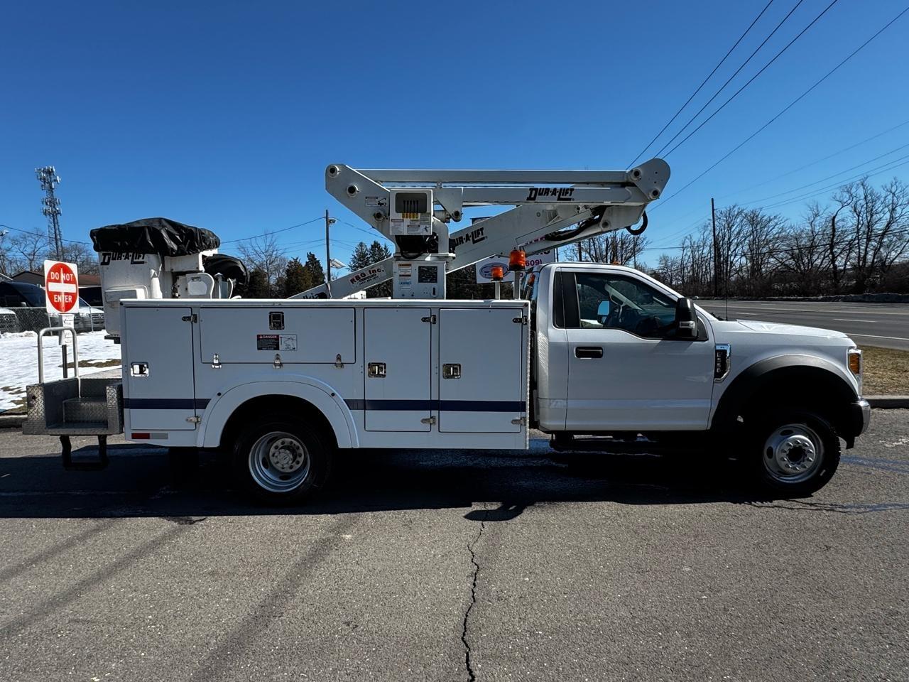 Ford Super Duty F-550 DRW XLT 2WD Reg Cab 169" WB 84" CA 2017