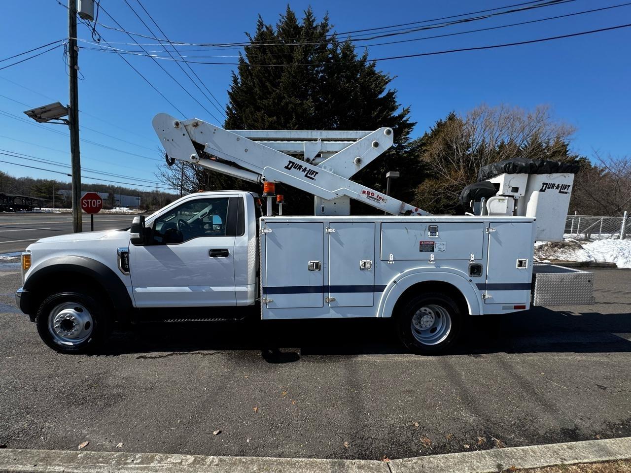 Ford Super Duty F-550 DRW XLT 2WD Reg Cab 169" WB 84" CA 2017