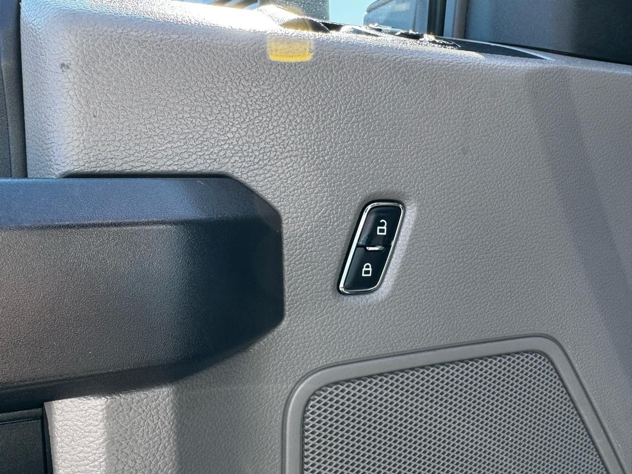 Ford Super Duty F-550 DRW XLT 2WD Reg Cab 169" WB 84" CA 2017