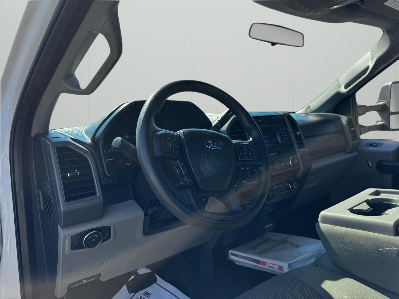 Ford Super Duty F-550 DRW XLT 2WD Reg Cab 169" WB 84" CA 2017