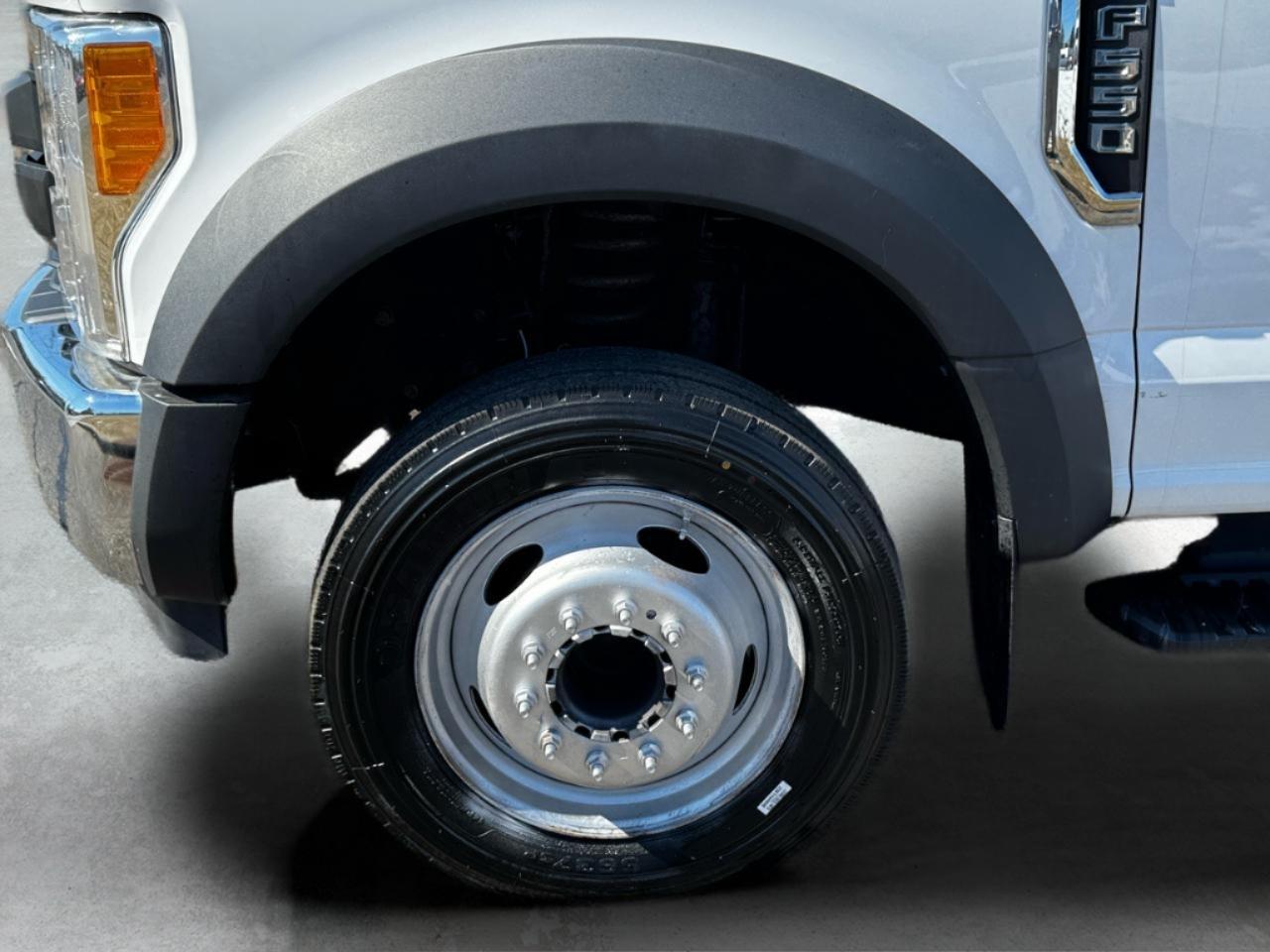 Ford Super Duty F-550 DRW XLT 2WD Reg Cab 169" WB 84" CA 2017