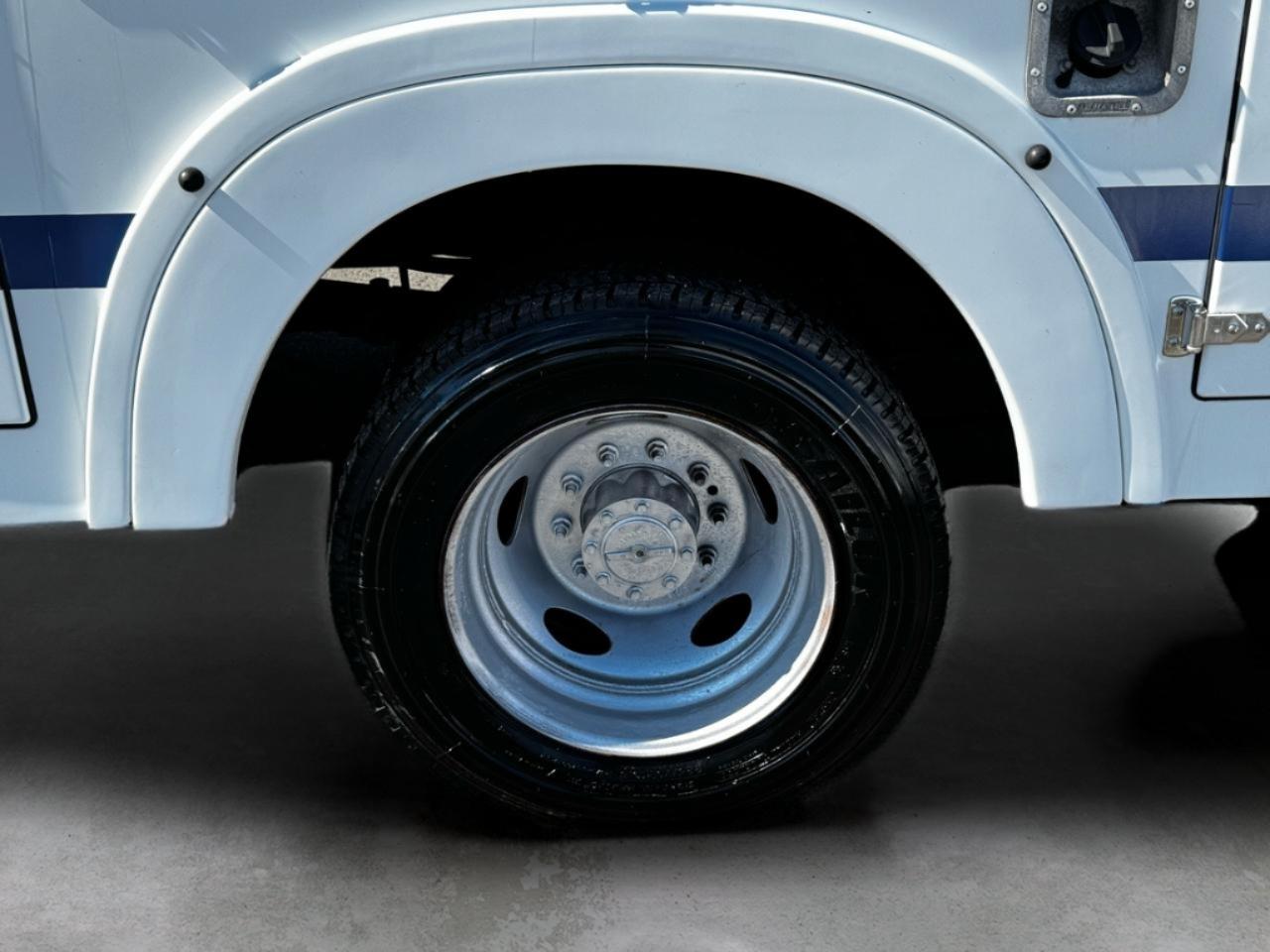 Ford Super Duty F-550 DRW XLT 2WD Reg Cab 169" WB 84" CA 2017