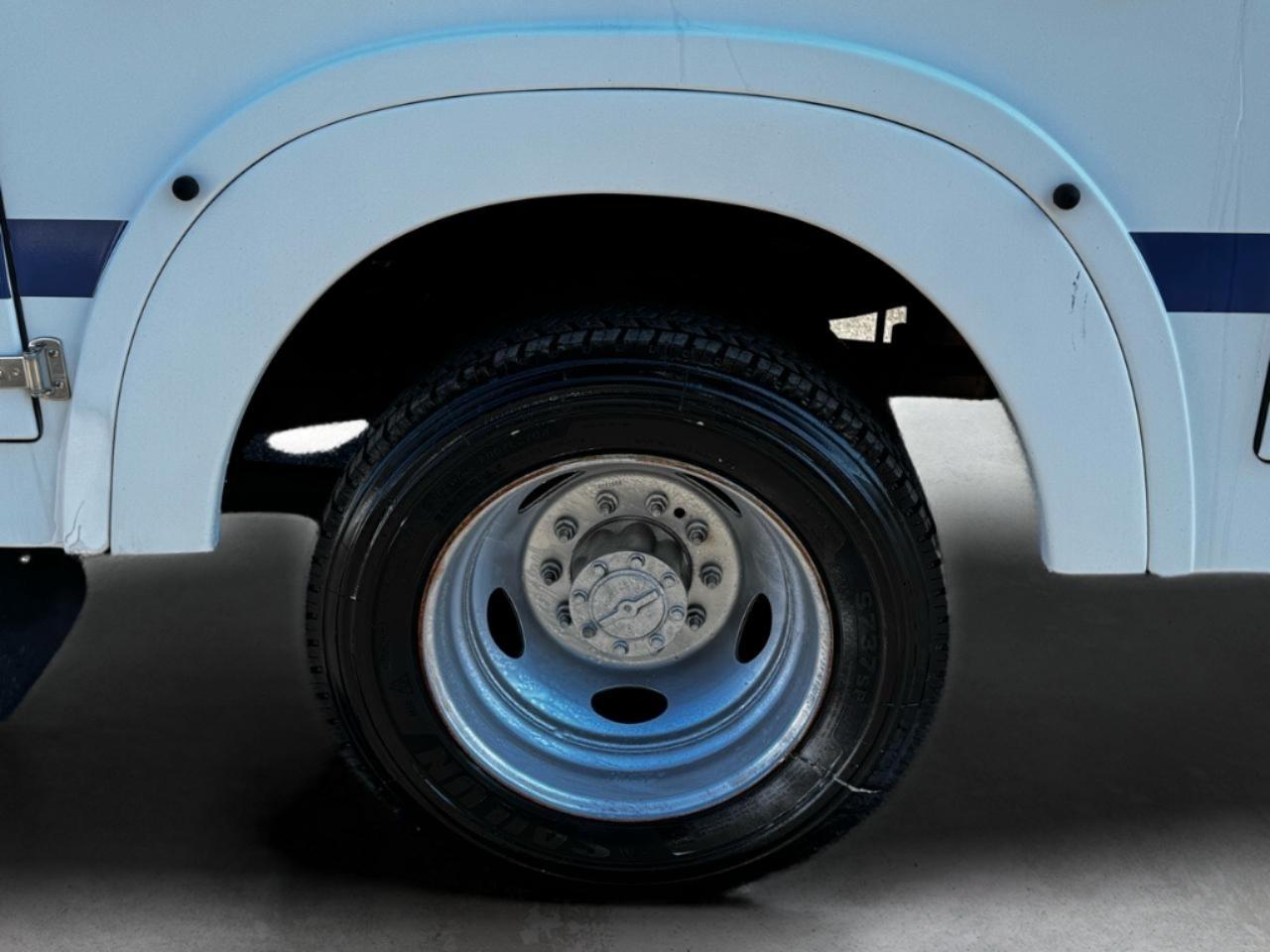 Ford Super Duty F-550 DRW XLT 2WD Reg Cab 169" WB 84" CA 2017