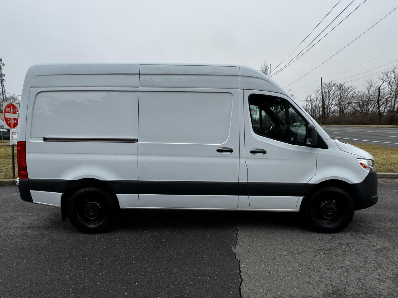 Mercedes-Benz Sprinter Cargo Van 1500 Standard Roof I4 144" RWD 2021