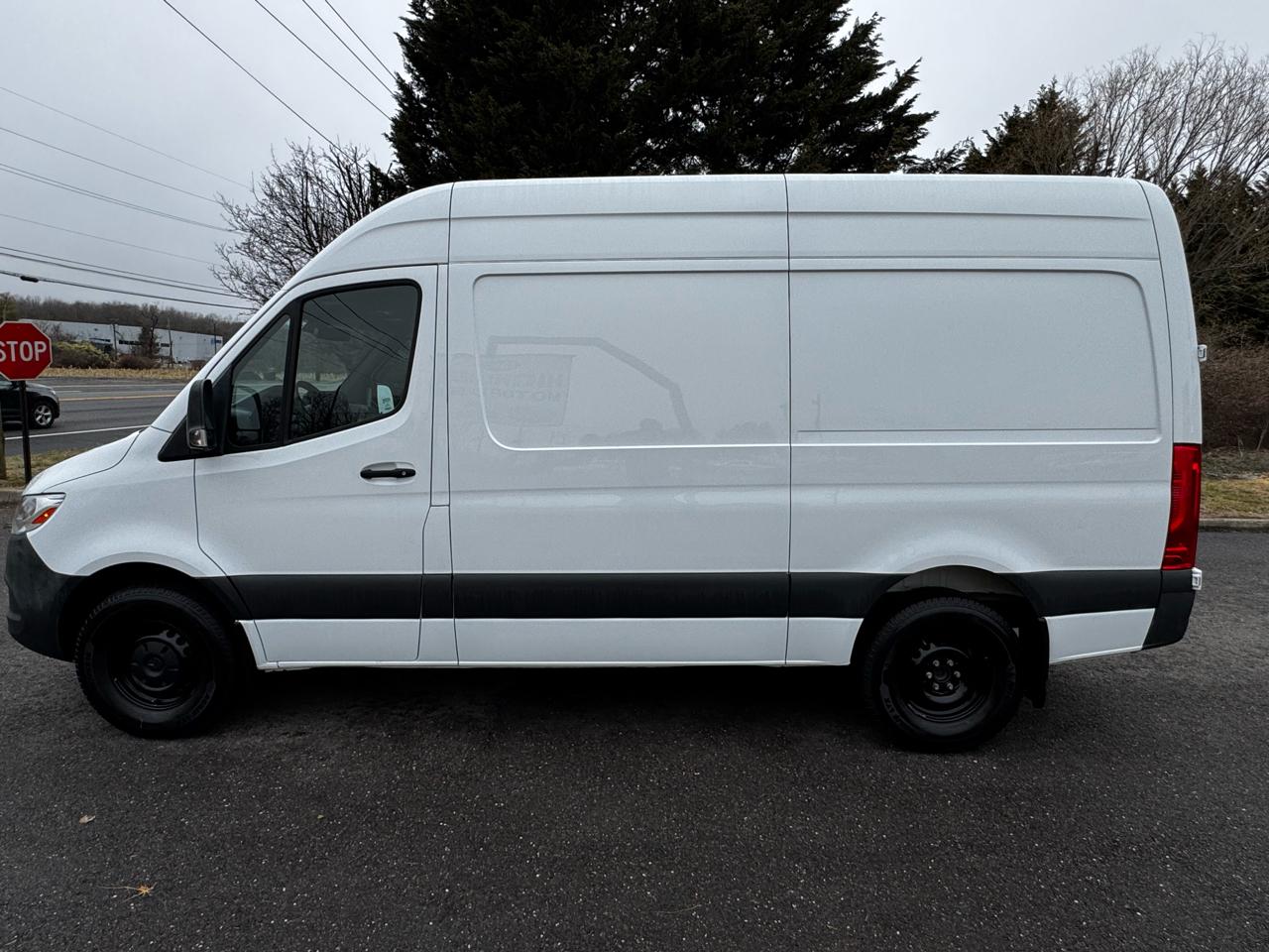 Mercedes-Benz Sprinter Cargo Van 1500 Standard Roof I4 144" RWD 2021