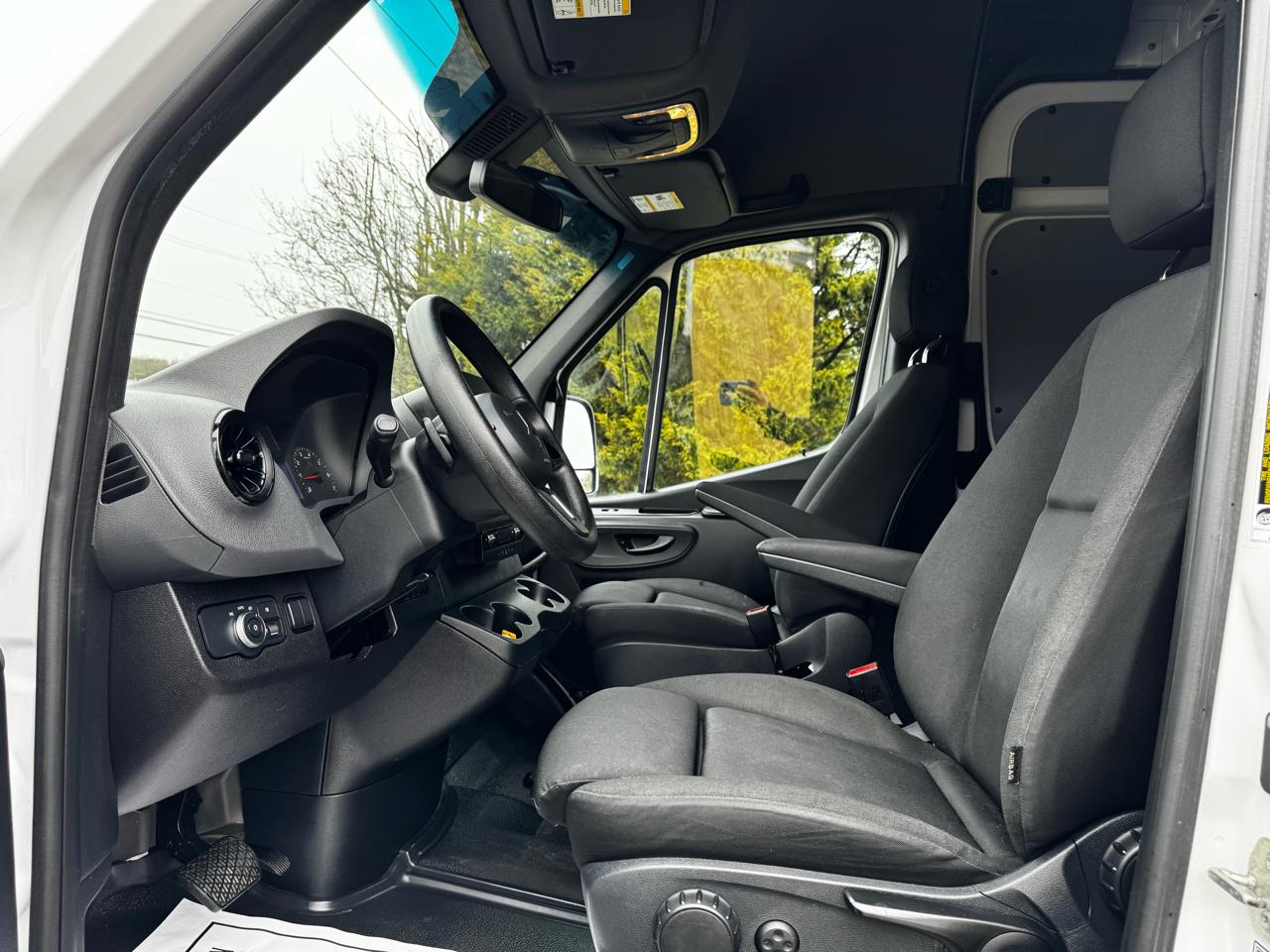 Mercedes-Benz Sprinter Cargo Van 1500 Standard Roof I4 144" RWD 2021