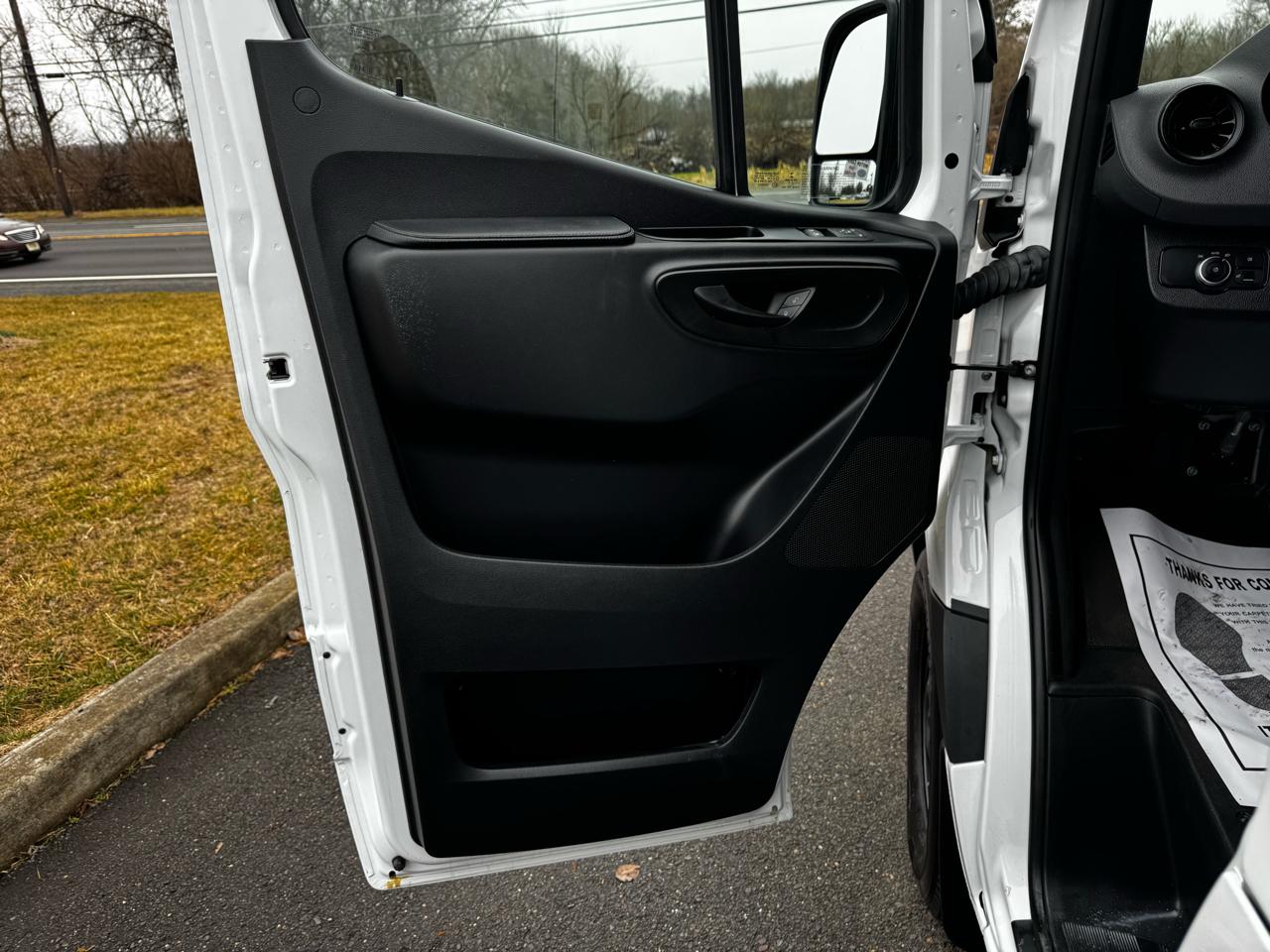 Mercedes-Benz Sprinter Cargo Van 1500 Standard Roof I4 144" RWD 2021