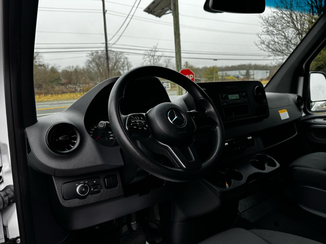 Mercedes-Benz Sprinter Cargo Van 1500 Standard Roof I4 144" RWD 2021