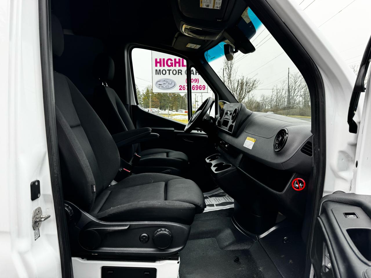 Mercedes-Benz Sprinter Cargo Van 1500 Standard Roof I4 144" RWD 2021